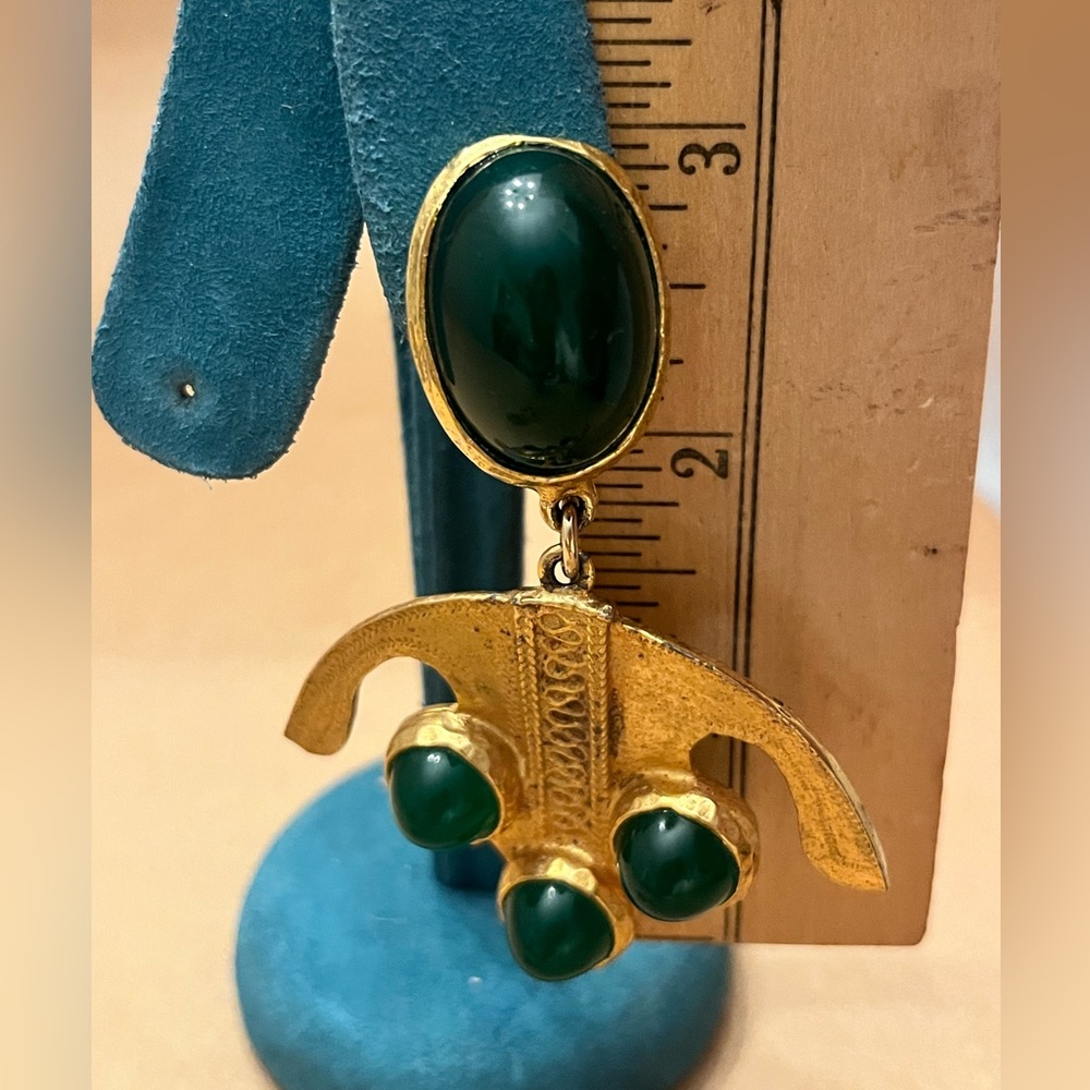 ALEXIS KIRK Signed Etruscan Style Earrings Gold Tone Green Cabochons Clip On - Picture 6 of 9